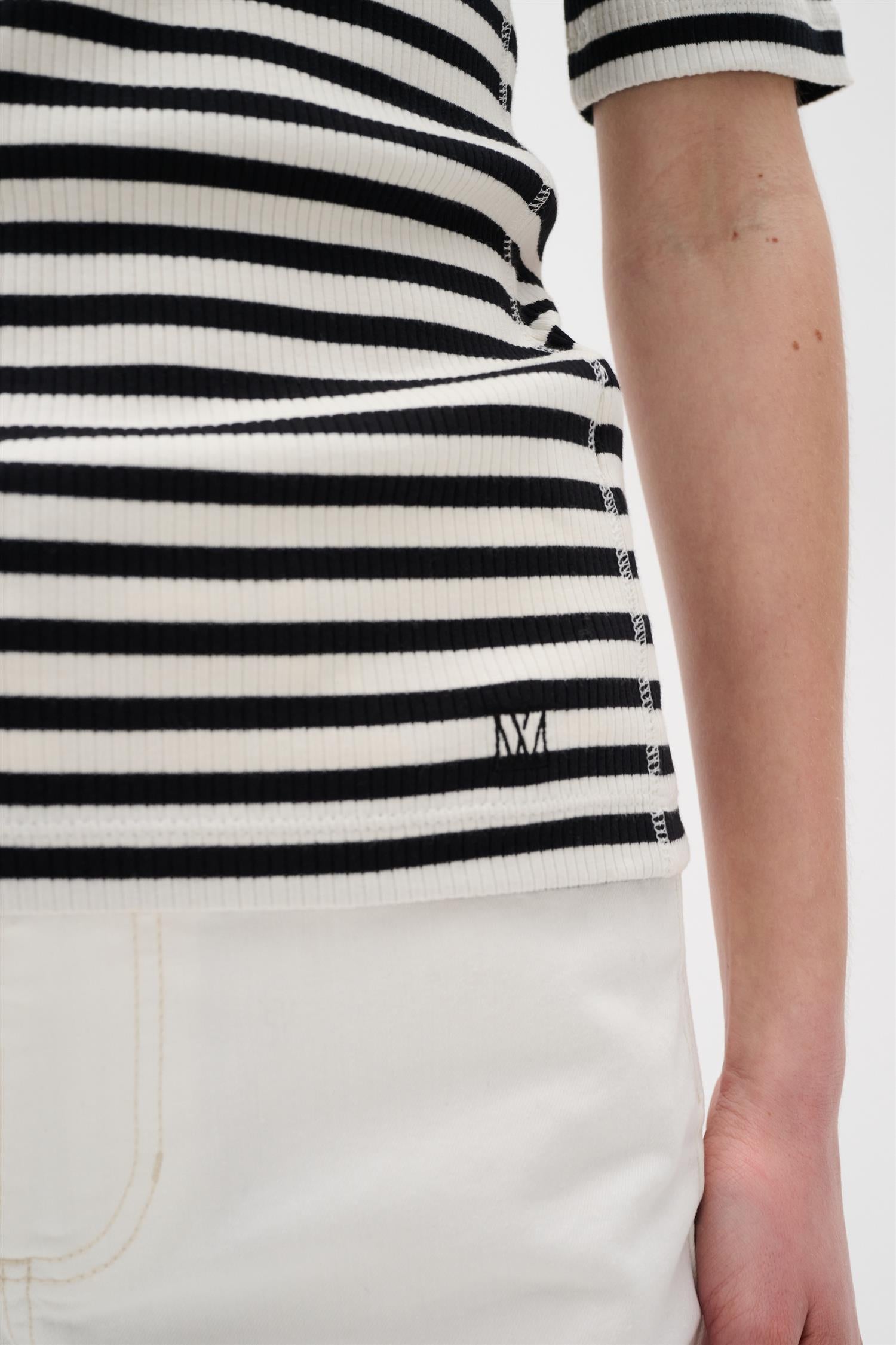 DagnaIW Striped V T-Shirt