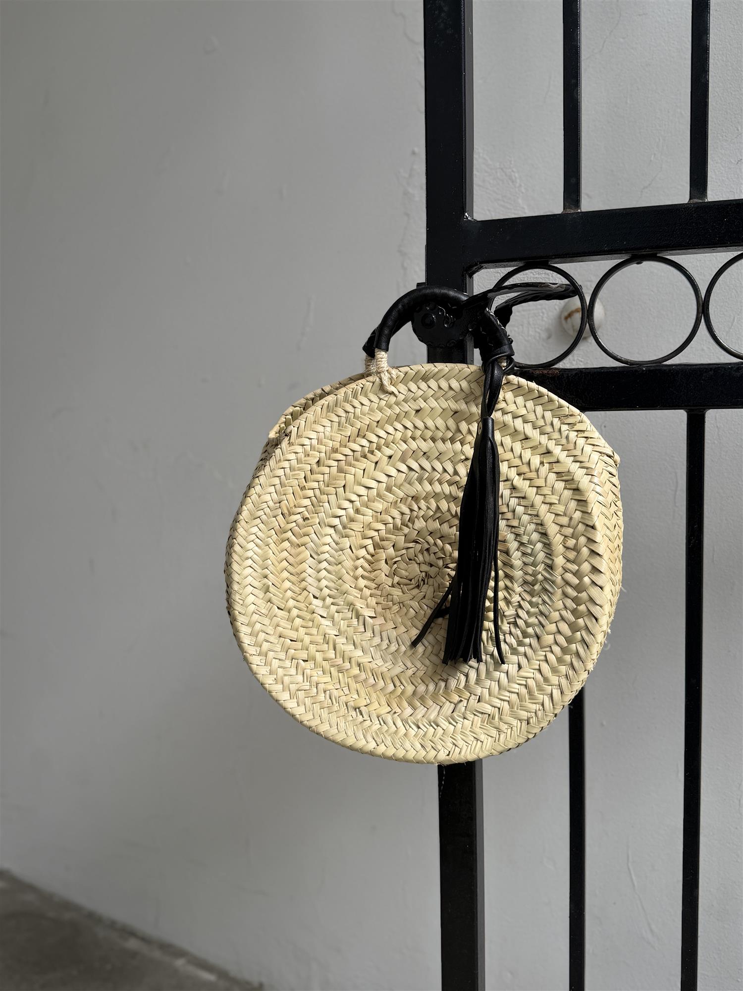 Round straw bag